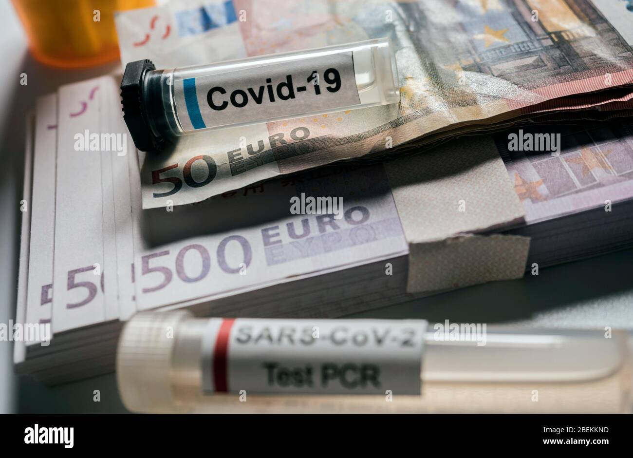Flaconcino di coronavirus sulle banconote in euro, immagine concettuale Foto Stock