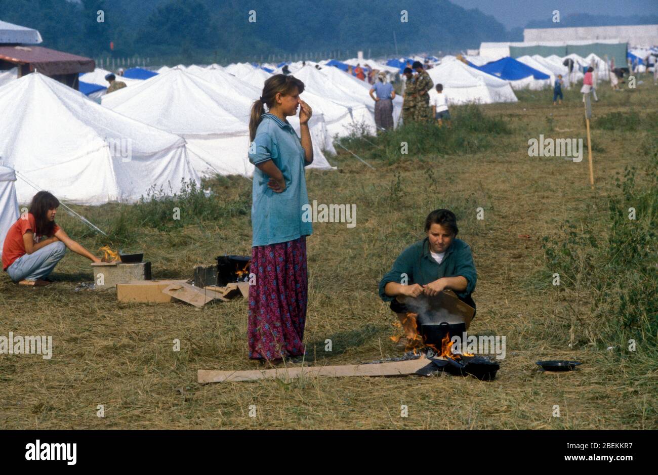 1995 Tuzla, Bosnia - campo aereo di Tuzla, campo di rifugiati temporanei per i musulmani bosniaci in fuga dal massacro di Srebrenica durante la guerra bosniaca Foto Stock