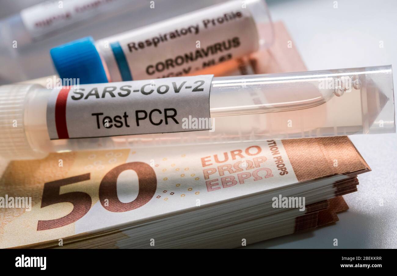 Flaconcino di coronavirus sulle banconote in euro, immagine concettuale Foto Stock