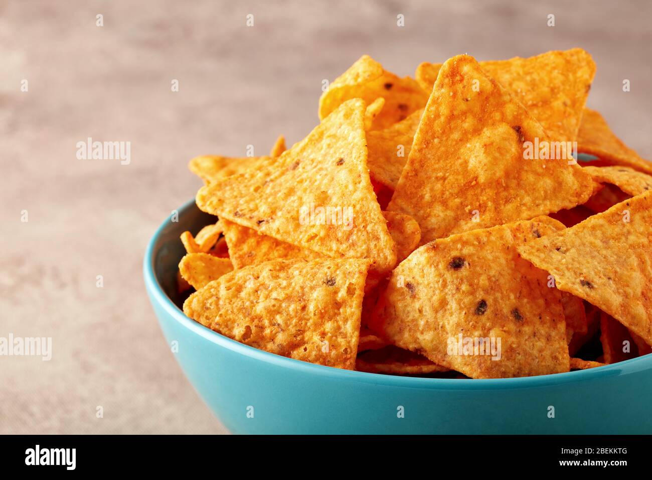 Nachos messicani o tortilla chips in una ciotola turchese. Vista ravvicinata. Foto Stock