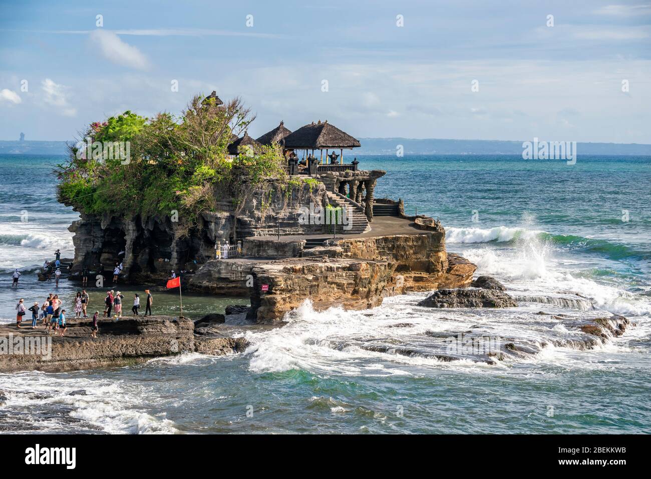 Vista verticale del tempio Tanah Lot a Bali, Indonesia. Foto Stock