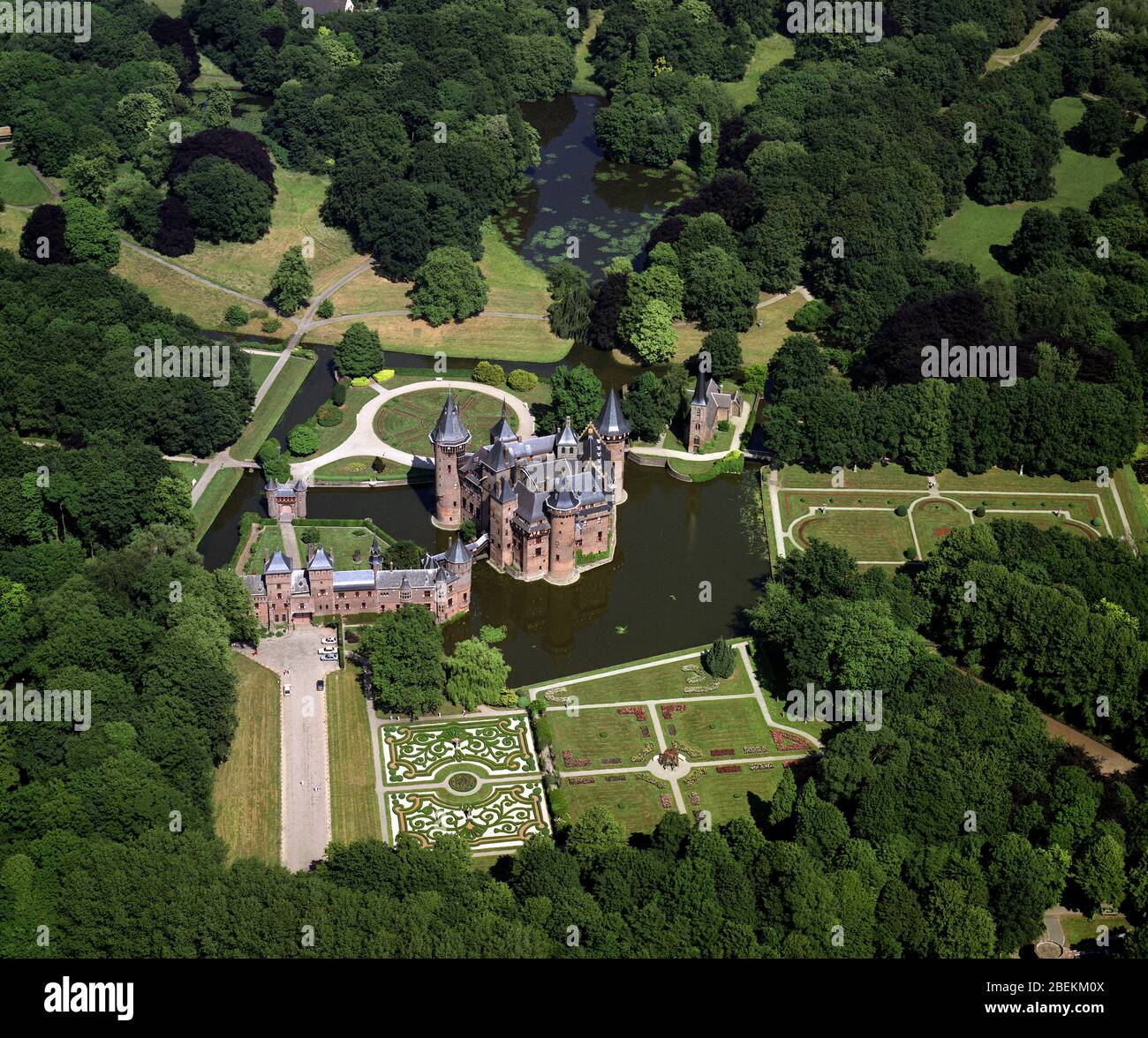 Haarzuilens, Olanda, 20 - 1989 giugno: Foto aerea storica del Castello De Haar, giardini e laghetto nella provincia di Utrecht Foto Stock