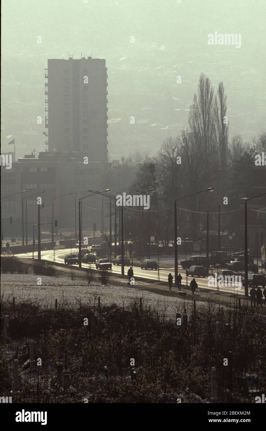 Sarajevo 1998 - traffico mattutino durante l'inverno nel centro di Sarajevo, Bosnia-Erzegovina Foto Stock