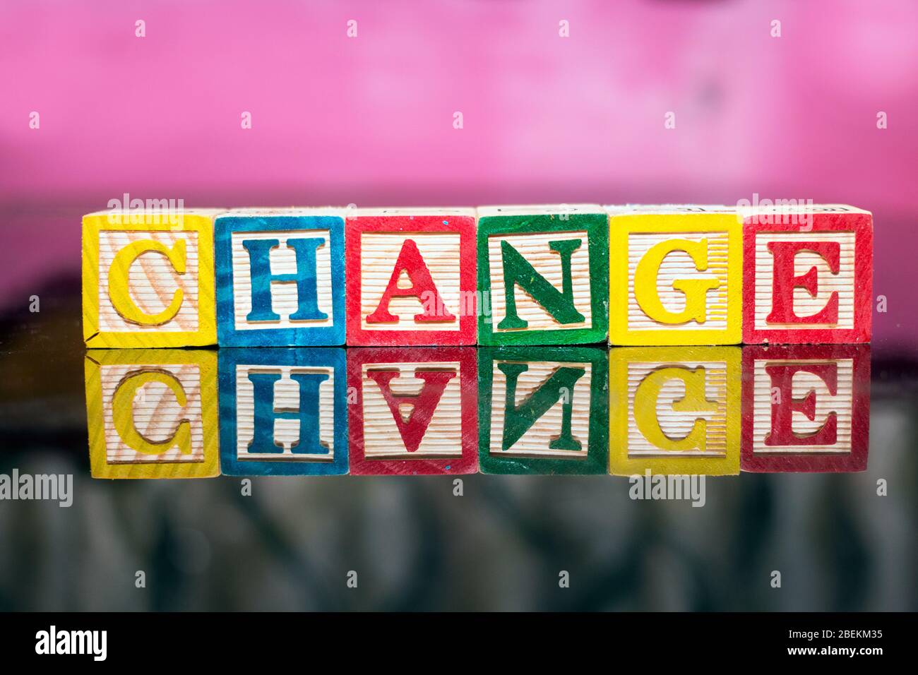 colori cambiare blocchi di lettere per giocare bambini, concetto, creativo, cambiamento, idee creative, lettere, diversi colori lettere, fotografia concettuale, pradeep Foto Stock