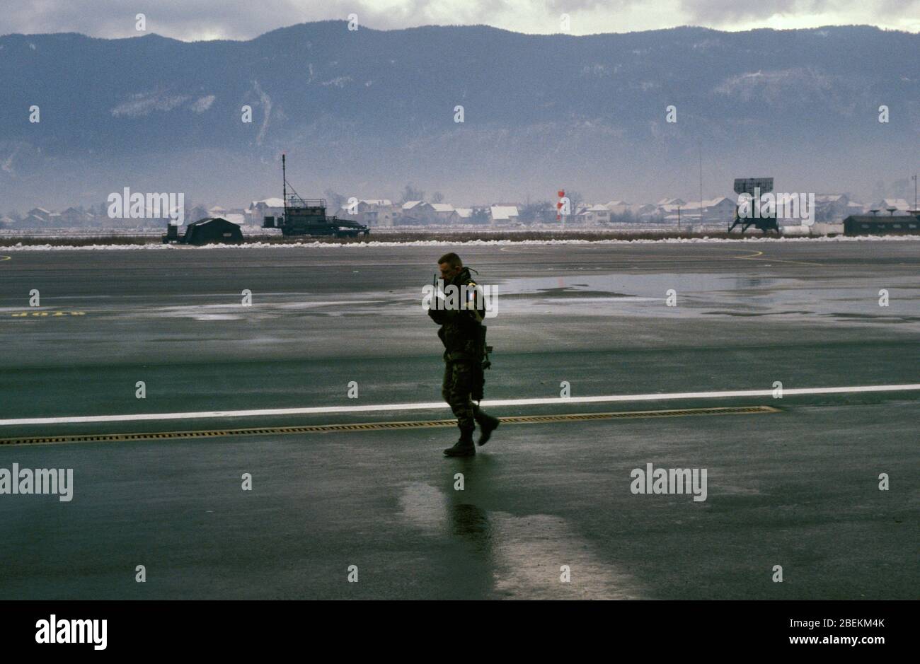 1998 Sarajevo - SFOR personale militare pattuglia aeroporto di Butmir a Sarajevo, Bosnia-Erzegovina Foto Stock