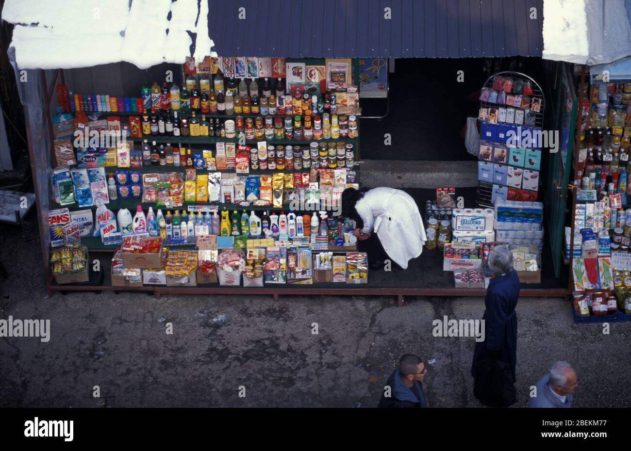 Bancarelle di mercato che vendono a Sarajevo nel 1995 durante l'assedio della guerra civile, Bosnia-Erzegovina Foto Stock