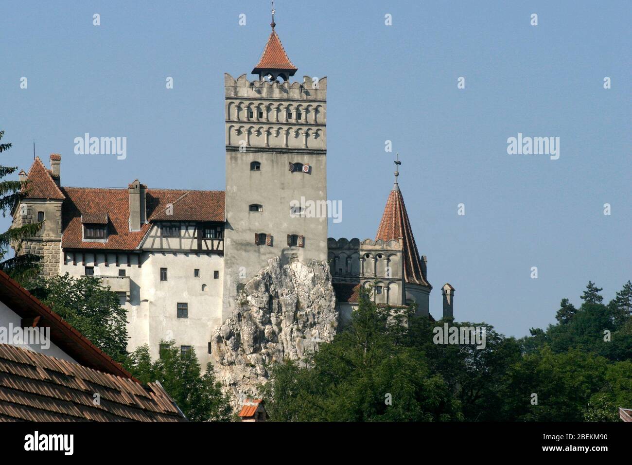 Vista esterna del Castello di Bran del XIV secolo in Romania. Il Dungeon, più alto del resto del castello, ha un posto di osservazione ed è incastato in pietra Foto Stock