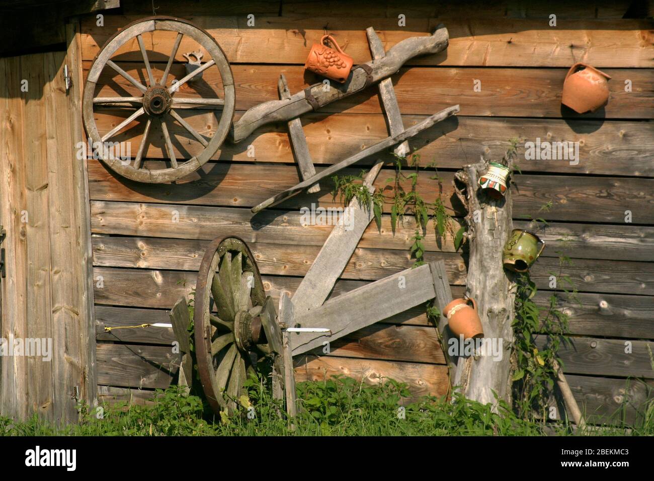 Vari vecchi manufatti di vita contadina rumena esposti nel cortile di una residenza privata in Romania Foto Stock