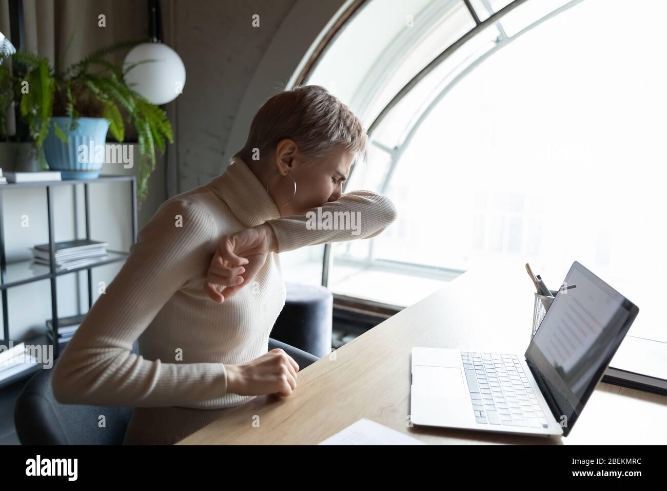 Tosse femminile malsana da dipendente sintomi di coronavirus Foto Stock