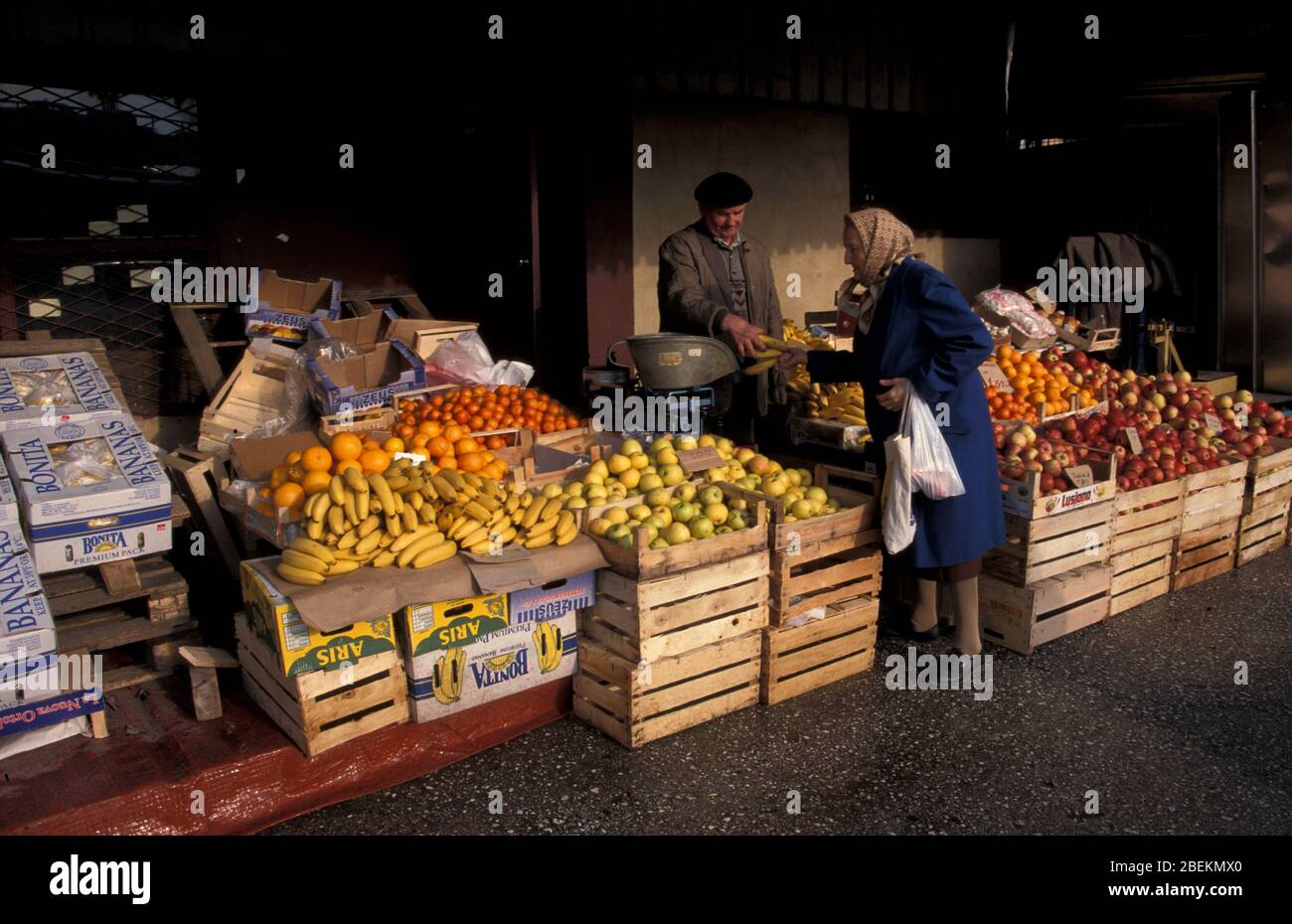 Bancarella di mercato che vende frutta a Sarajevo nel 1995 durante l'assedio della guerra civile, Bosnia-Erzegovina Foto Stock