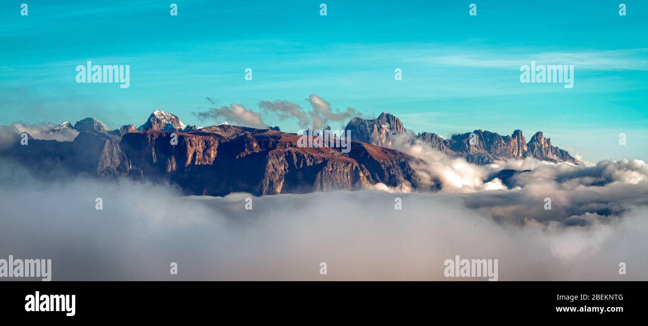 Primo piano di montagne innevate, alto adige, italia. Foto Stock