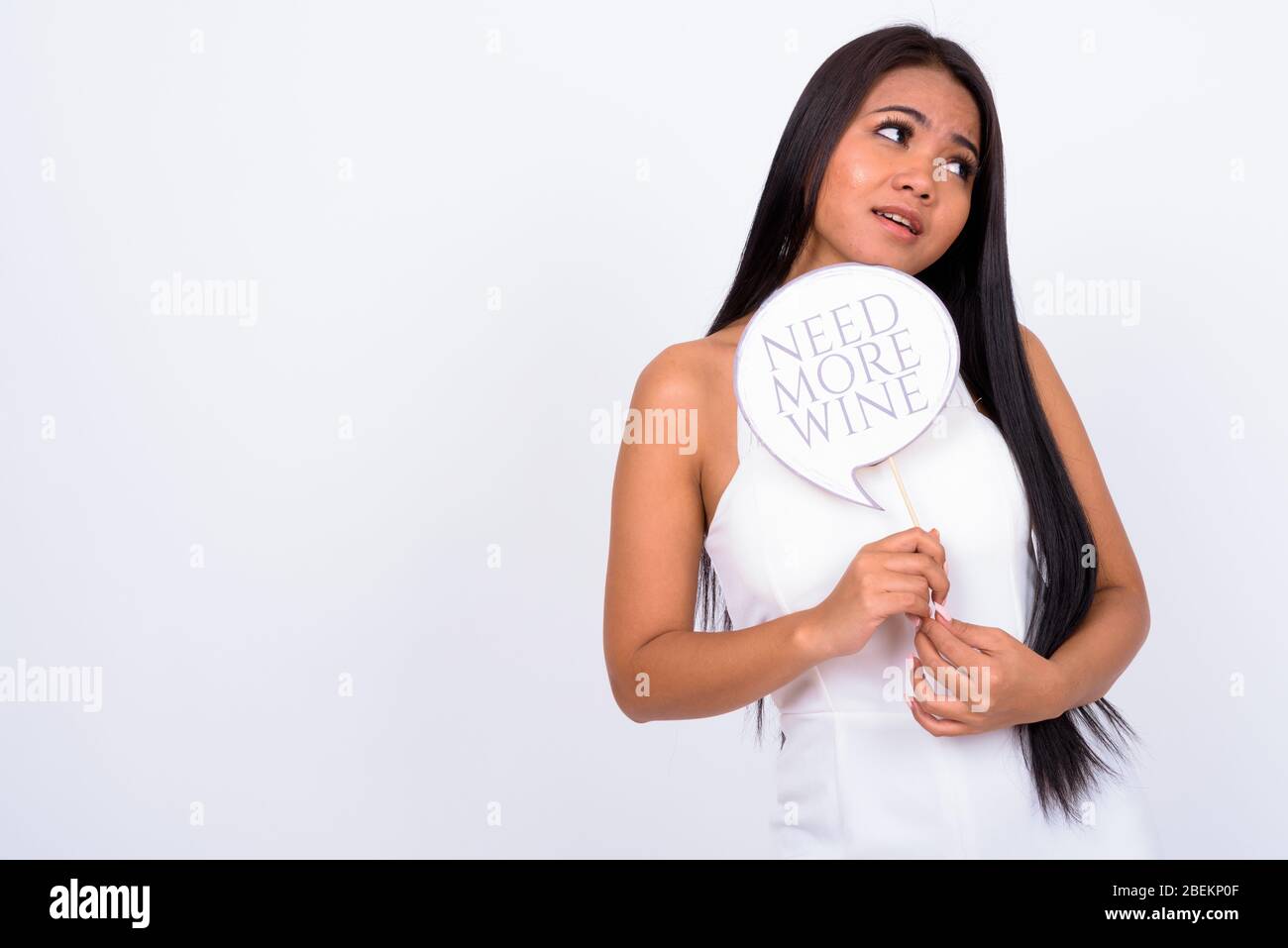 Ritratto di giovane donna d'affari asiatica con cartoncino Foto Stock