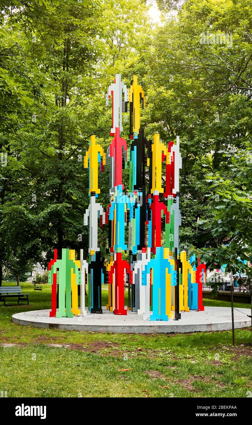 Giugno, 2018 - Montreal, Canada: Statua di strutture umane di artista americano Jonathan Borofsky esposto nel giardino della McGill University a Montreal, Foto Stock