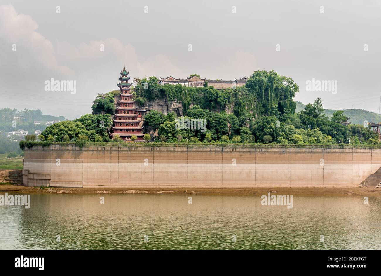 Shibaozhai Tempio Pagoda mostra la diga di caffè che la protegge dal livello del fiume in aumento dalla diga tre gole, il fiume Yangtze Foto Stock
