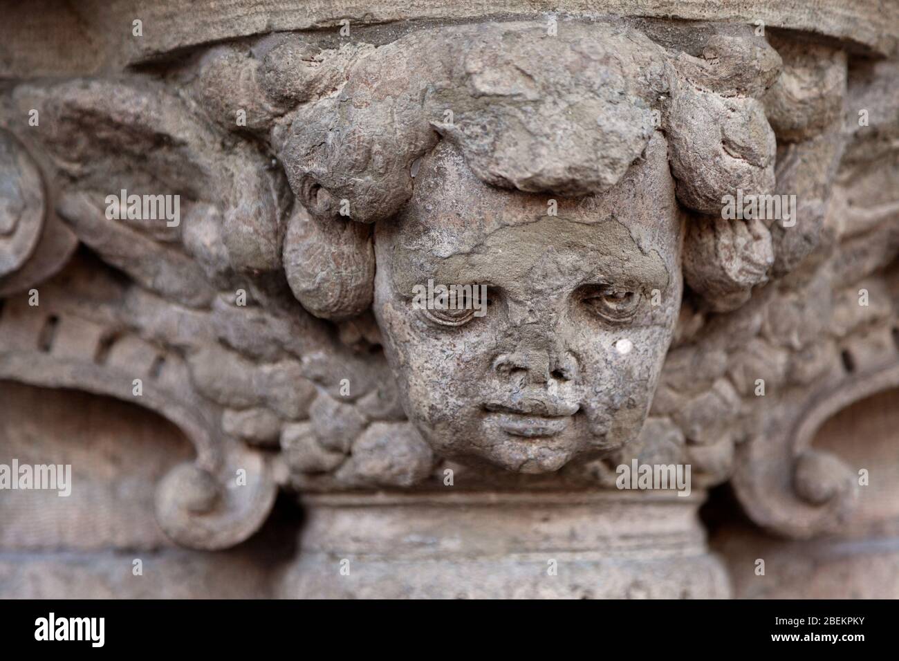 particolare della statua di pietra posta alla porta, quasi assomiglia a un cherubino Foto Stock
