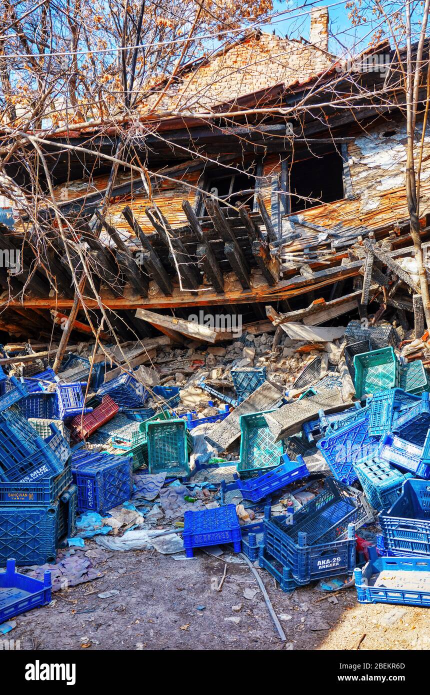 Marzo, 2020 - Ankara, Turchia: Rovine di una casa storica demolita di Ankara ad Altindag, Ulus, Ankara, Turchia. Foto Stock