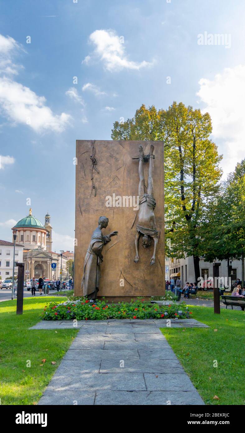 Monumento al Partigiano dello scultore Giacomo Manzu, nella città di Bergamo Foto Stock