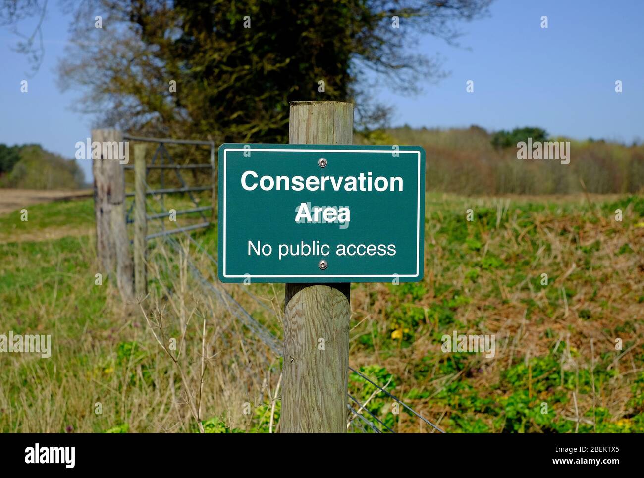 area di conservazione senza cartello di accesso pubblico su post in campagna, norfolk nord, inghilterra Foto Stock