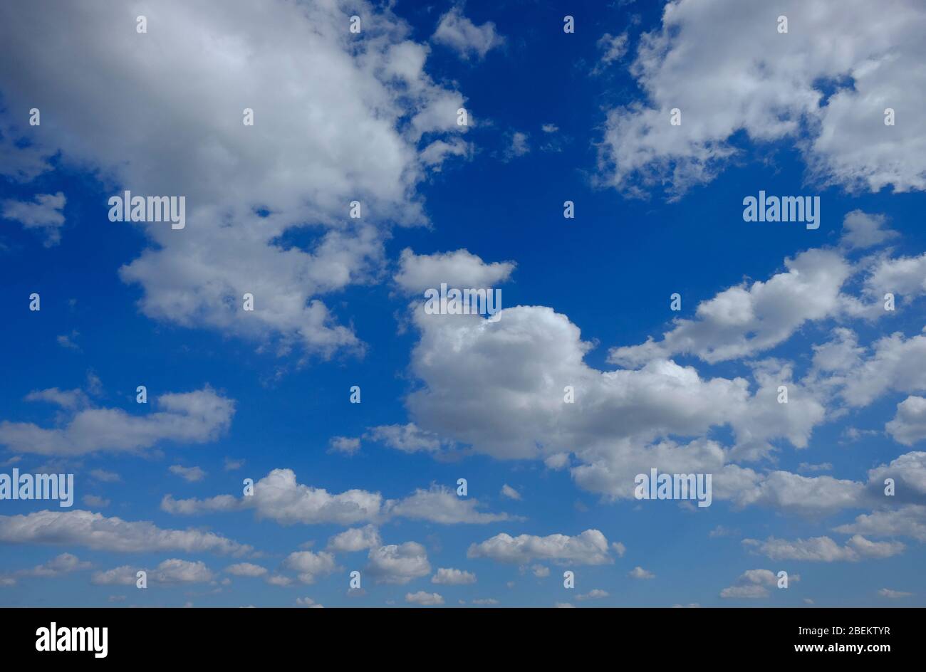 Nuvole bianche sul luminoso cielo blu Foto Stock