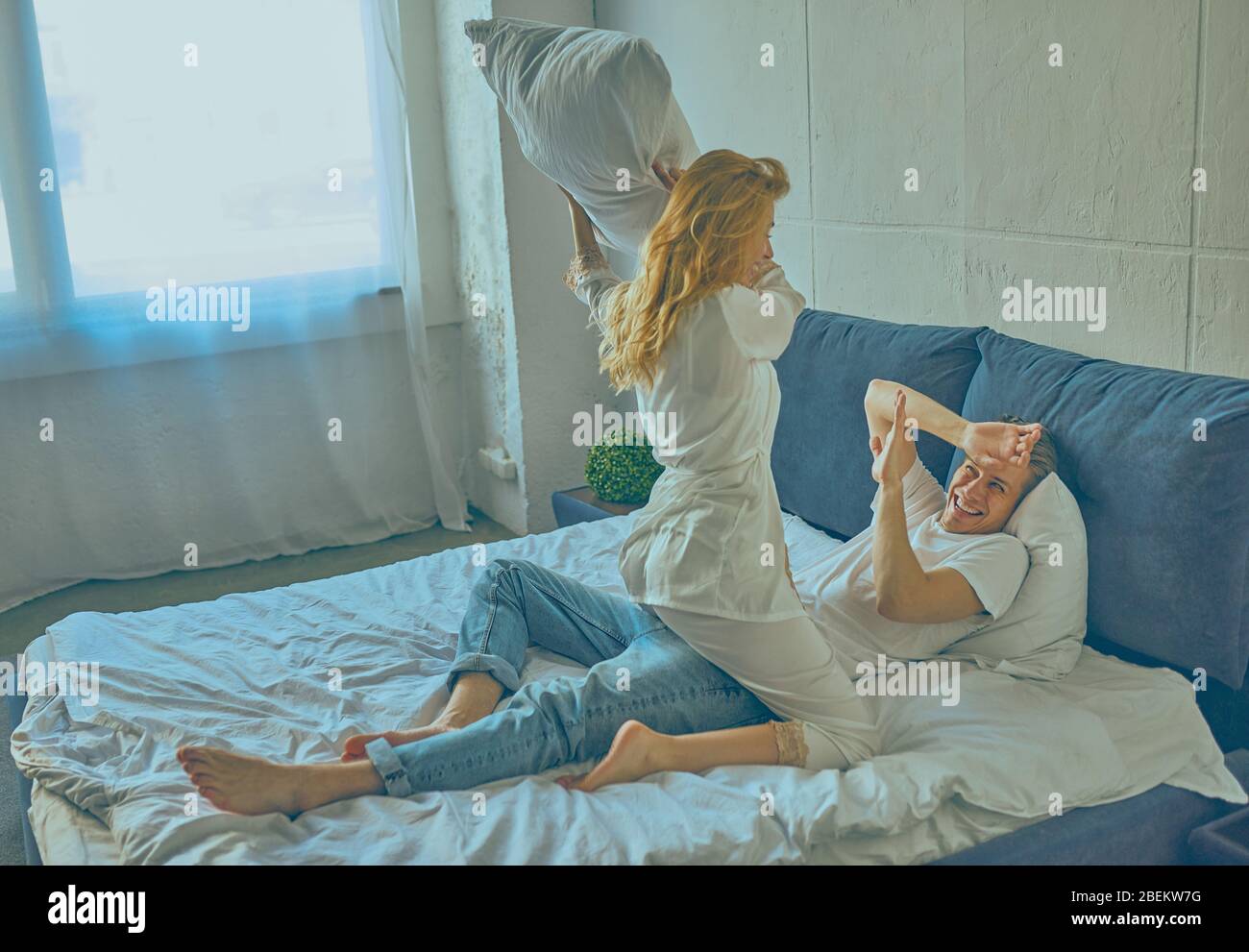 Happy amici di sesso femminile avente cuscino lotta in casa Foto stock -  Alamy