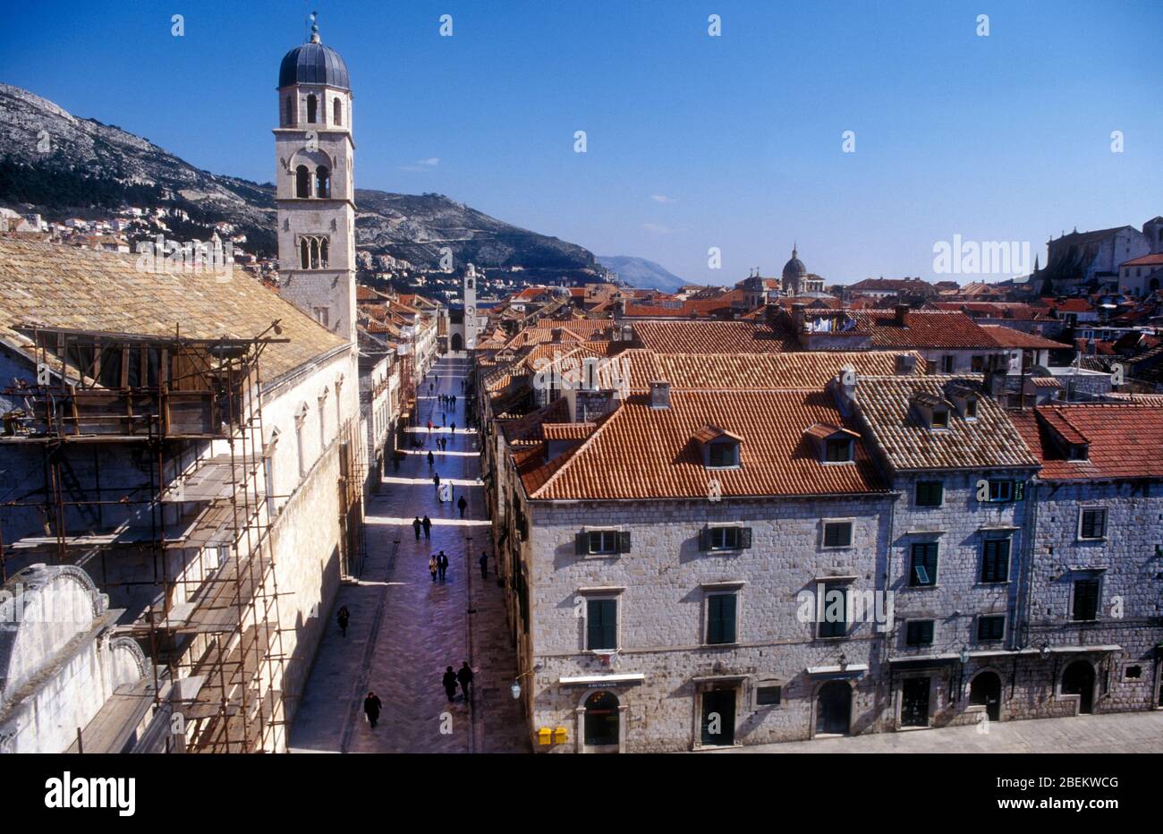 1994 Dubrovnik, Croazia - chiesa danneggiata dalle bombe nella città storica raffigurata durante un gabbiamento in bombardamenti da parte dell'esercito serbo Foto Stock