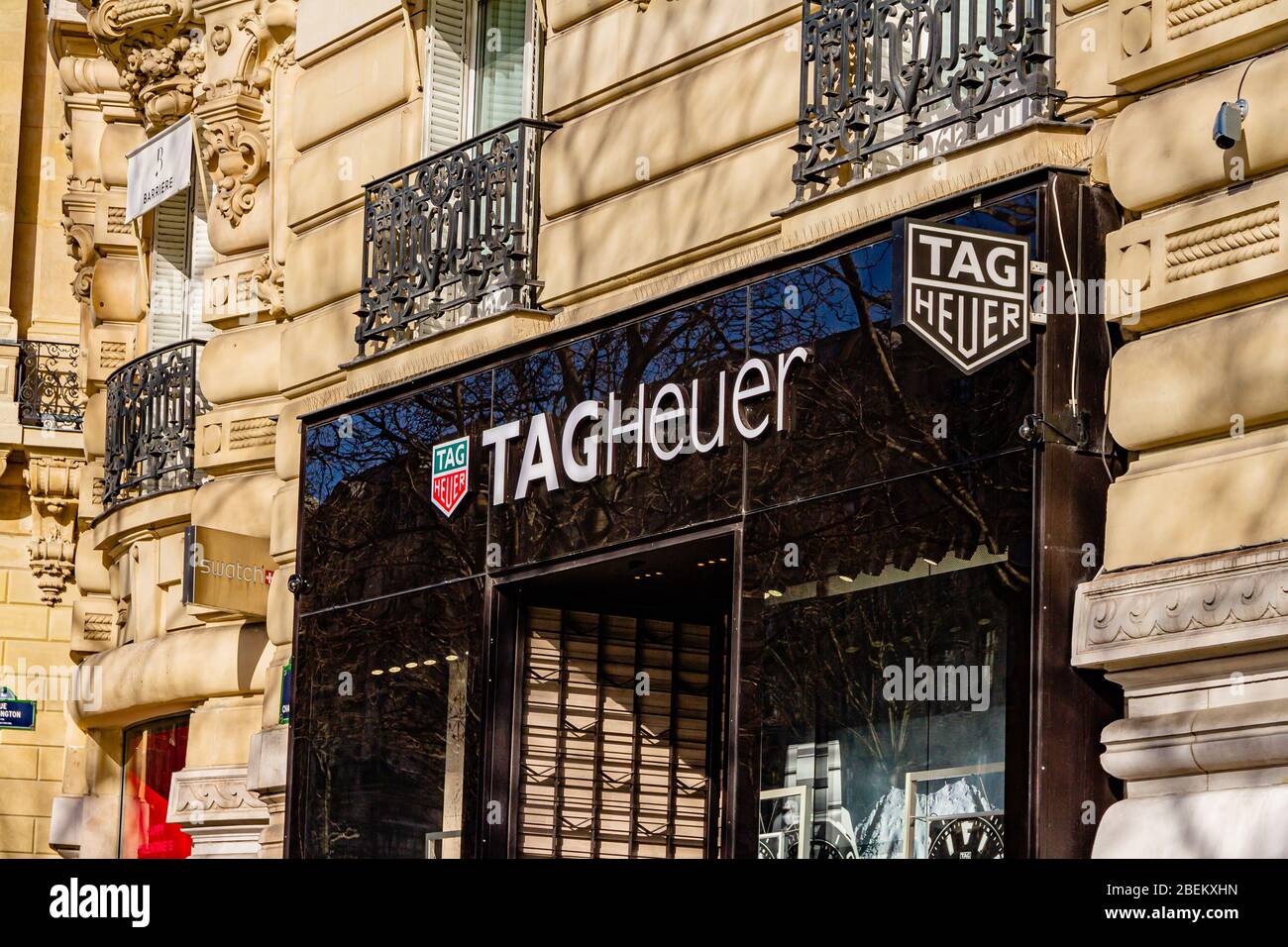 La parte anteriore del negozio DI articoli di lusso TAG Heuer sugli Champs-Élysées, Parigi, Francia. Febbraio 2020. Foto Stock