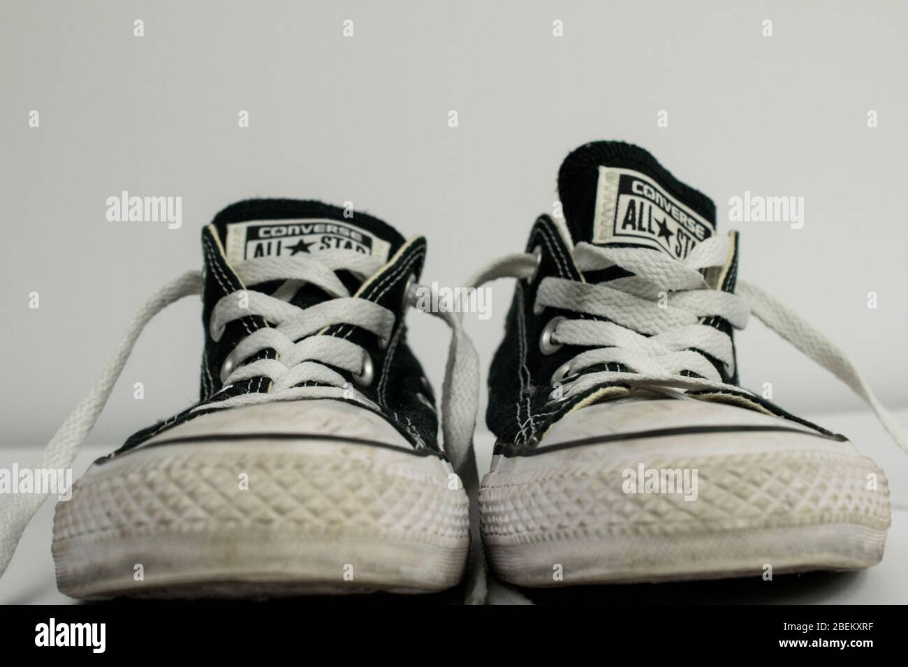 Washington DC / USA - Aprile 7 2020: Sneakers Classic Black and White Low Top - Vista frontale Foto Stock