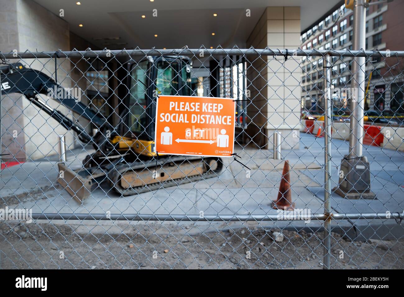 Jersey City, NJ - Aprile 12 2020: Un segno di distanza sociale dovuto allo scoppio del COVID-19 Foto Stock