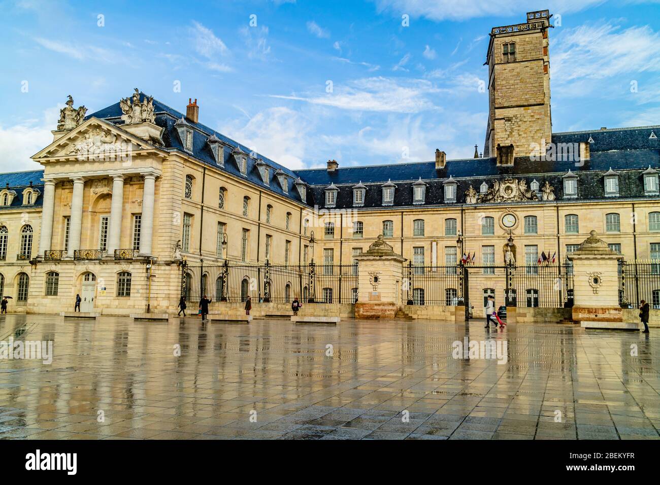Palazzo dei Duchi, con la torre del 15 ° secolo di Philippe le Bon, dalla Place de la Libération nel centro della città di Digione, Francia. Febbraio 2020. Foto Stock
