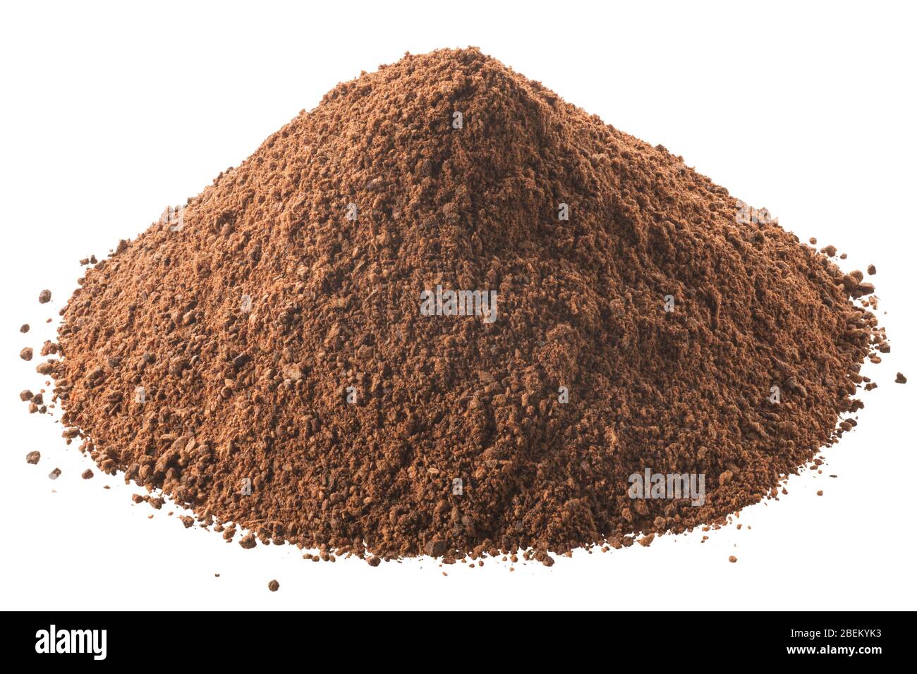 Mucchio di polvere di cannella macinata (corteccia di verum di Cinnamomum), isolato Foto Stock