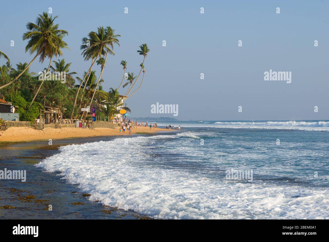 Giornata di sole sulla spiaggia di Hikkaduwa. Sri Lanka Foto Stock