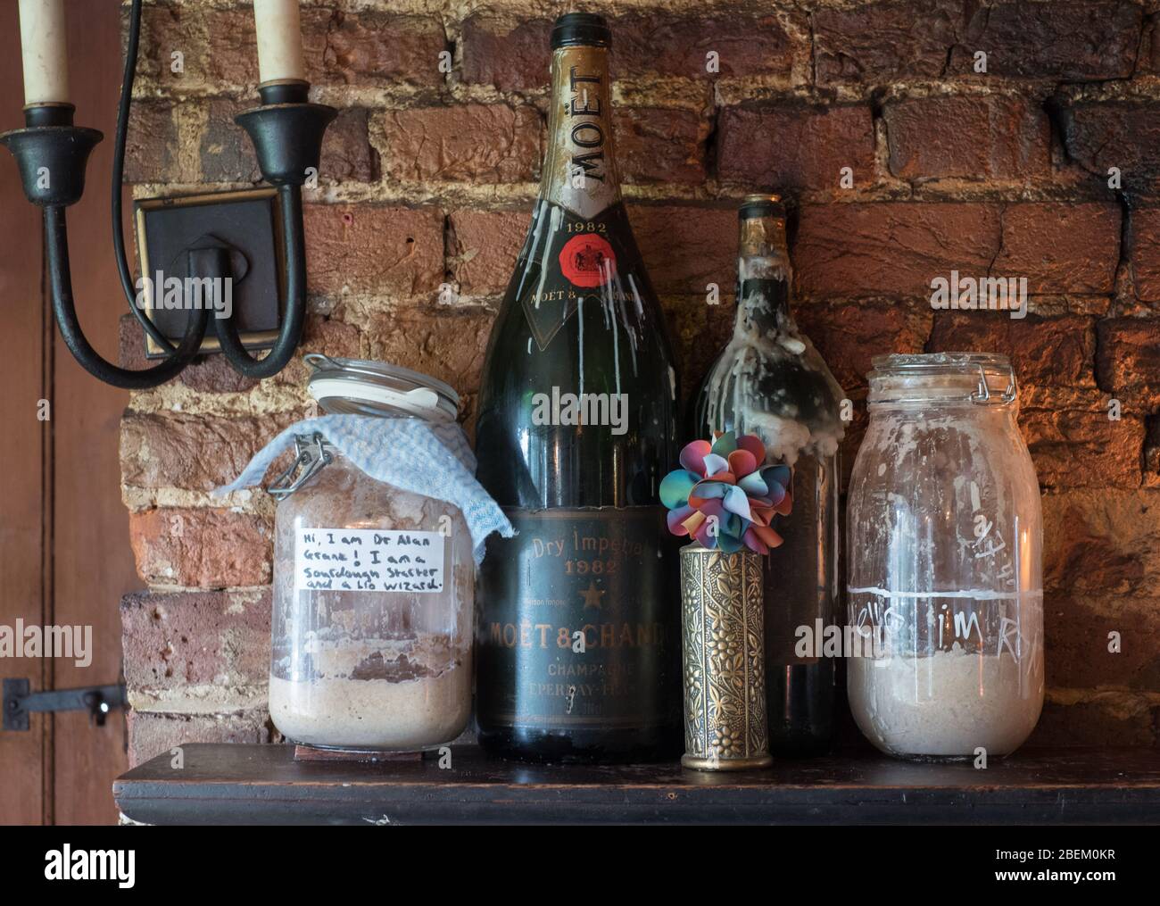 Antipasti di pane di pasta soda sulla mantelpiece al Leone Rosso a Stodmarsh gastropupub, Kent orientale Foto Stock