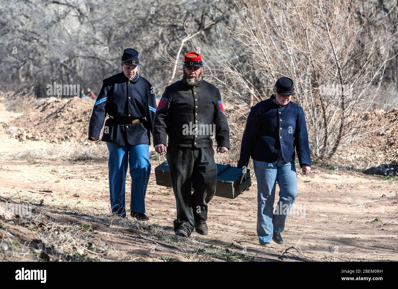 Soldati che trasportano munizioni petto, guerra civile rievocazione, vicino Socorro, New Mexico USA Foto Stock