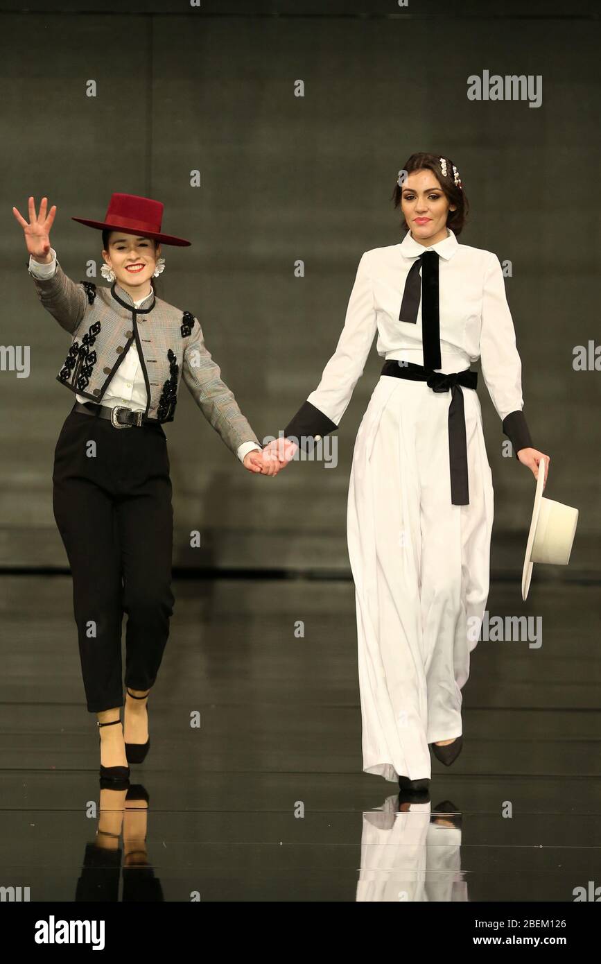 SEVILLA, SPAGNA - 30 GENNAIO: Designer Catarina Santos Rodrigues e uno dei suoi modelli (Lujan Monteso) al termine della sua pista di Arpegio Collection come parte della SIMOF 2020 (Photo credit: Mickael Chavet) Foto Stock