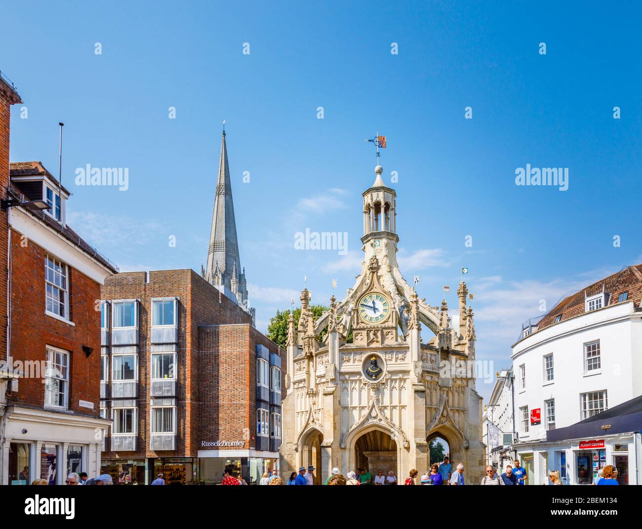 East Street guardando verso ovest verso Chichester Cross a Chichester, una città e contea di West Sussex, costa sud Inghilterra, Regno Unito in una giornata di sole Foto Stock