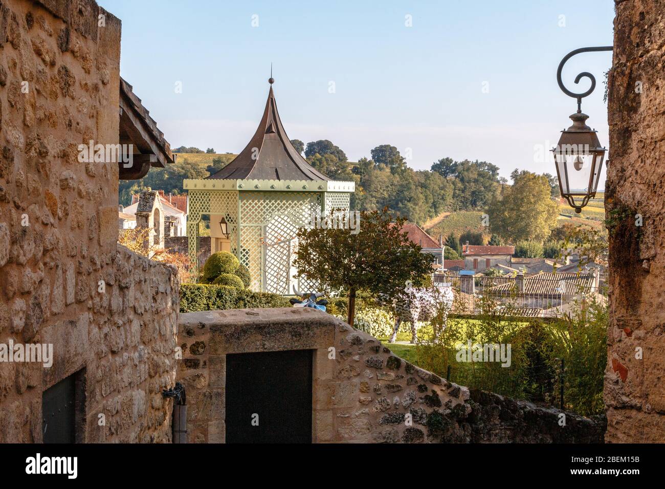 Un gazebo visibile in un cortile tra le mura di pietra a Saint-Emilion, Francia Foto Stock