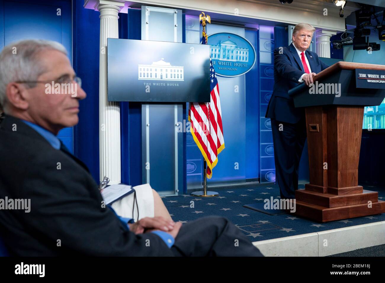 Washington, Stati Uniti d'America. 13 Aprile 2020. Washington, Stati Uniti d'America. 13 aprile 2020. Il presidente degli Stati Uniti Donald Trump ascolta una domanda da parte dei giornalisti durante il quotidiano COVID-19, briefing sui coronavirus nella Sala stampa Briefing della Casa Bianca il 13 aprile 2020 a Washington, DC. Credit: D. Myles Cullen/Education Department/Alamy Live News Foto Stock