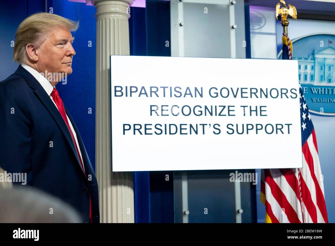 Washington, Stati Uniti d'America. 13 Aprile 2020. Washington, Stati Uniti d'America. 13 aprile 2020. Il presidente degli Stati Uniti Donald Trump ascolta una domanda da parte dei giornalisti durante il quotidiano COVID-19, briefing sui coronavirus nella Sala stampa Briefing della Casa Bianca il 13 aprile 2020 a Washington, DC. Credit: D. Myles Cullen/Education Department/Alamy Live News Foto Stock