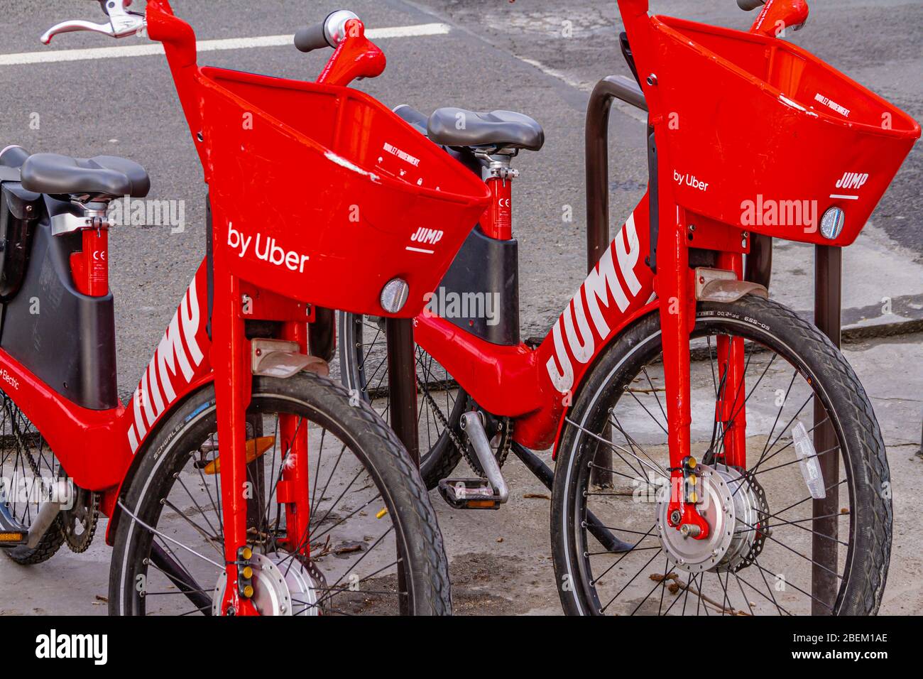 Noleggio biciclette elettriche Uber JUMP nel centro di Parigi, Francia. Febbraio 2020. Foto Stock