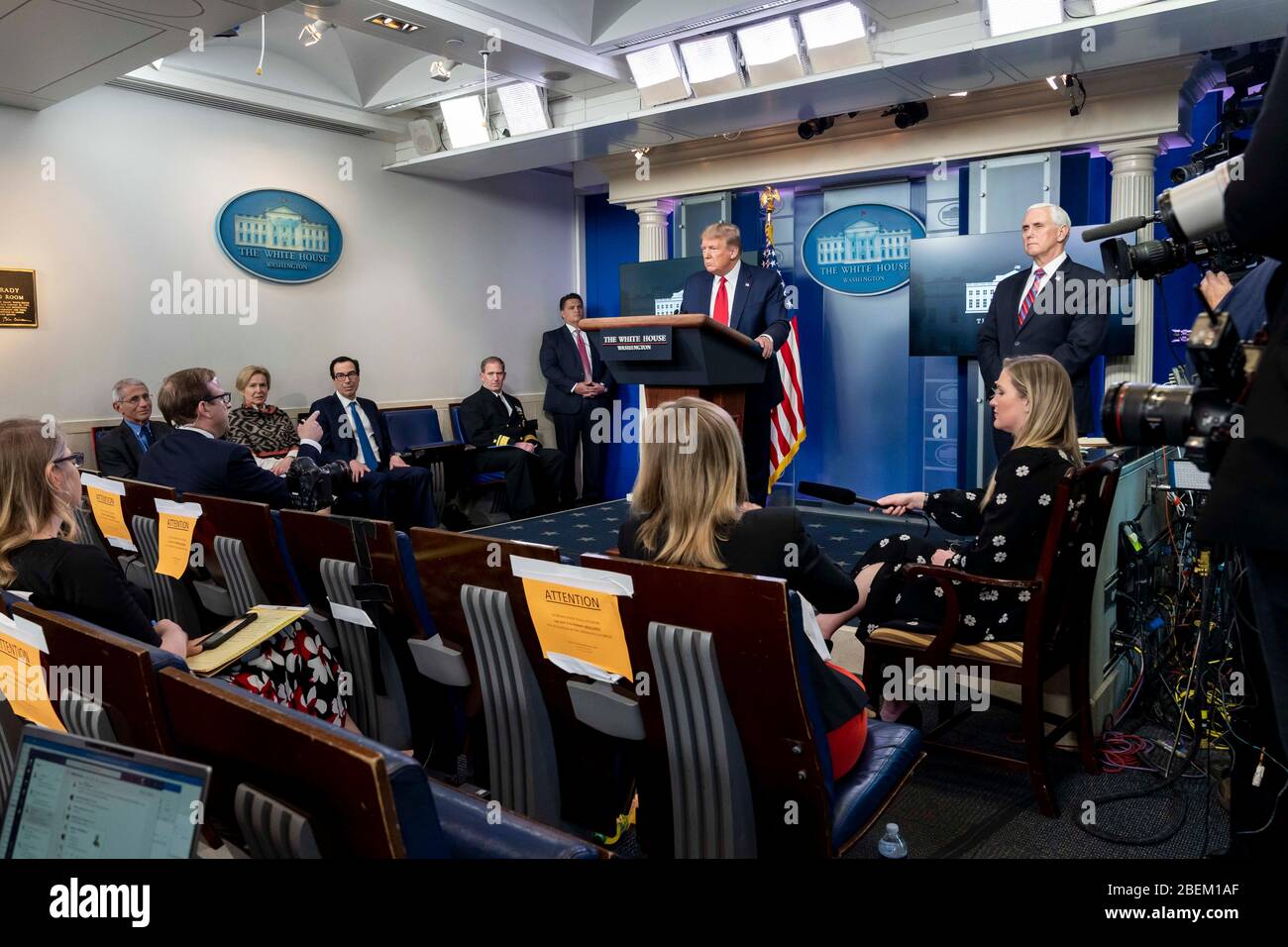 Washington, Stati Uniti d'America. 13 Aprile 2020. Washington, Stati Uniti d'America. 13 aprile 2020. Il presidente degli Stati Uniti Donald Trump ascolta una domanda da parte dei giornalisti durante il quotidiano COVID-19, briefing sui coronavirus nella Sala stampa Briefing della Casa Bianca il 13 aprile 2020 a Washington, DC. Credit: D. Myles Cullen/Education Department/Alamy Live News Foto Stock