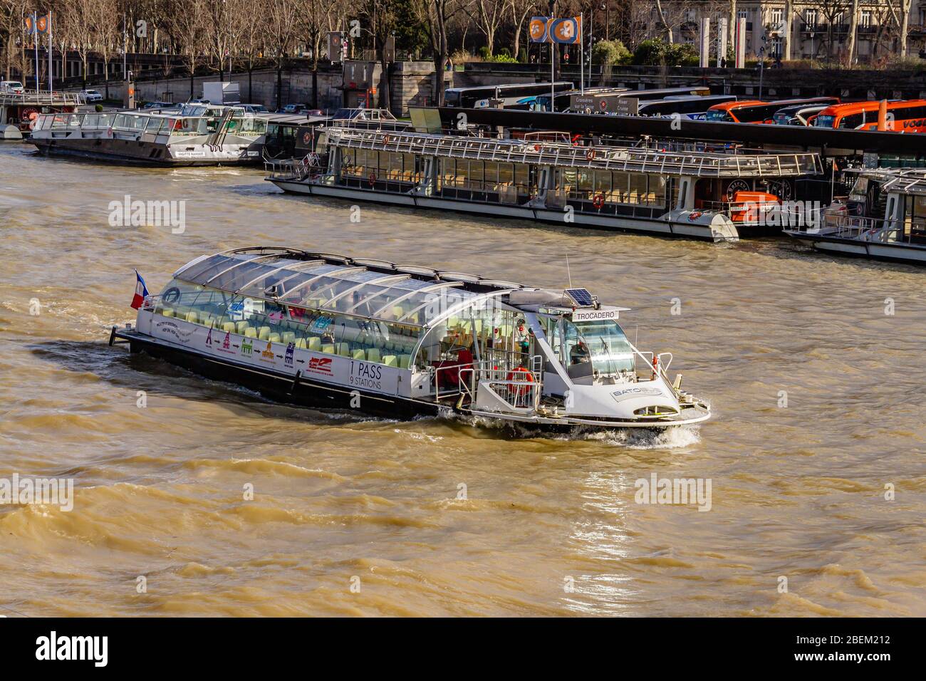 Una barca turistica sul fiume Senna in inverno. Parigi, Francia. Febbraio 2020. Foto Stock