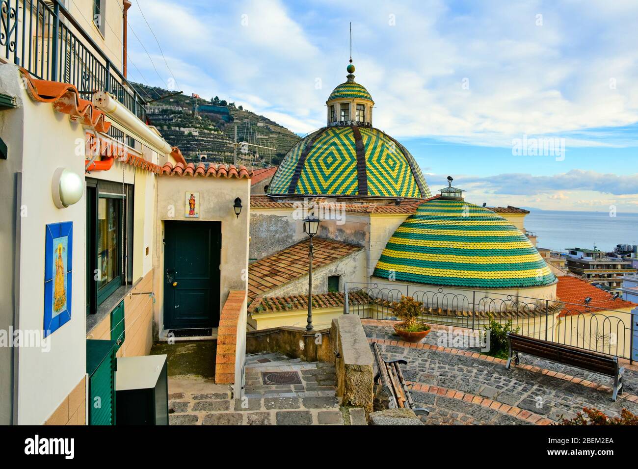 Vecchie case nella città di Maiori, Italia Foto Stock