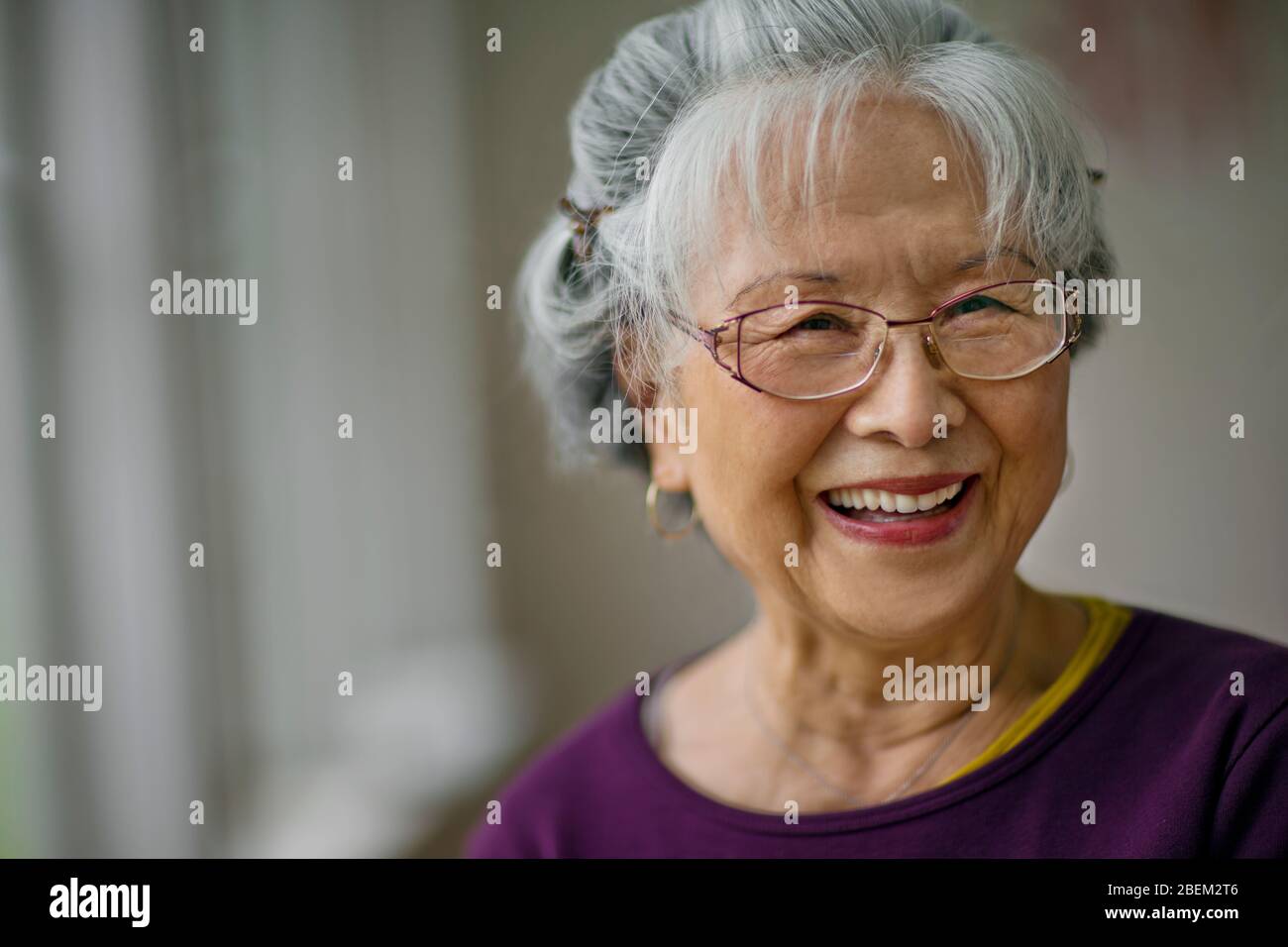Ritratto di una sorridente donna senior Foto Stock