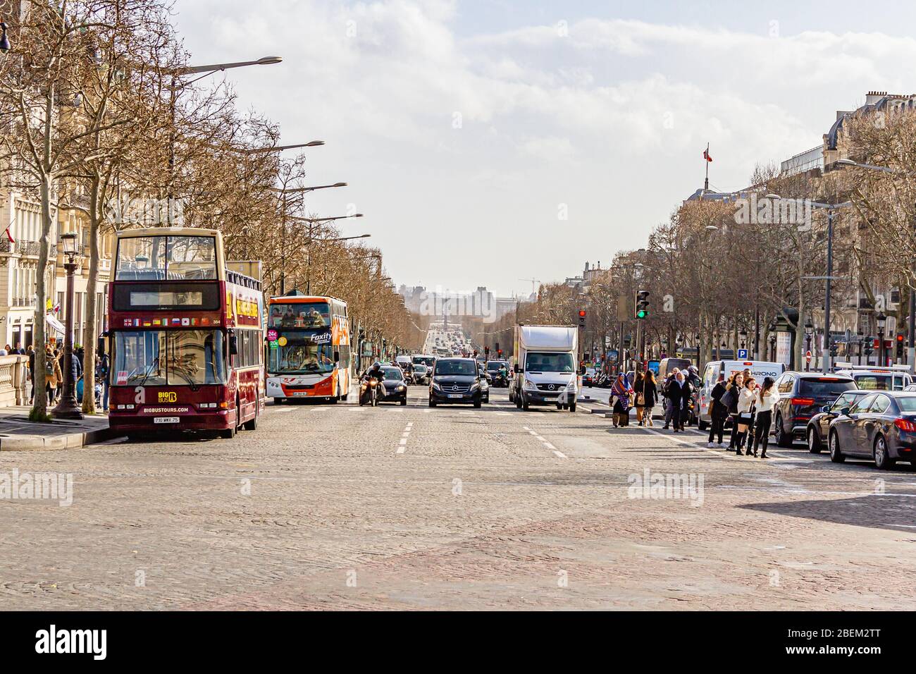 Traffico sugli Champs Elysees, nel centro di Parigi, Francia. Febbraio 2020. Foto Stock