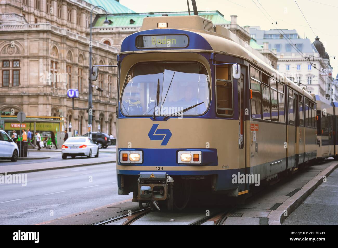 Tram pubblico vicino al Teatro dell'Opera di Vienna, nel centro della capitale austriaca Vienna. Foto Stock