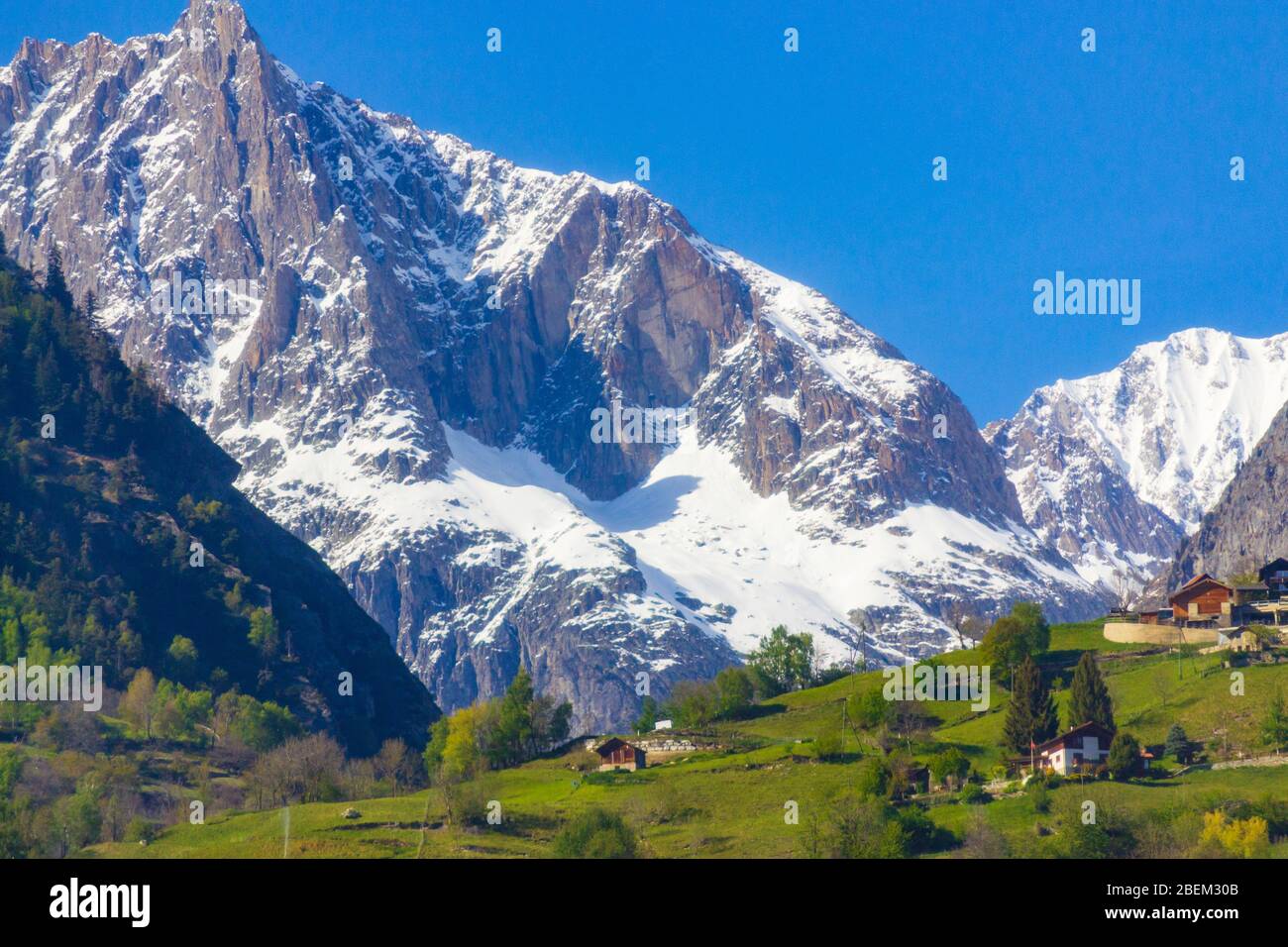 Bella vista panoramica della verde valle di sorgente e delle Alpi innevate, Visp distretto Vallese cantone, nel sud della Svizzera.ai piedi del Passo del Simplon, Foto Stock
