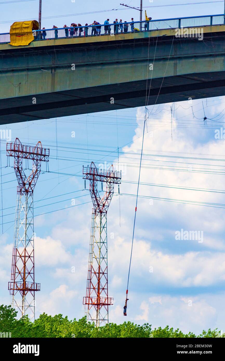 Bungee Jumping organizzato dal Club Adrenalin sul ponte Asparuhov Most-Asparuhov il giorno estivo, bungee jump è sopra uno dei canali sottostanti.Varna Bulgaria Foto Stock