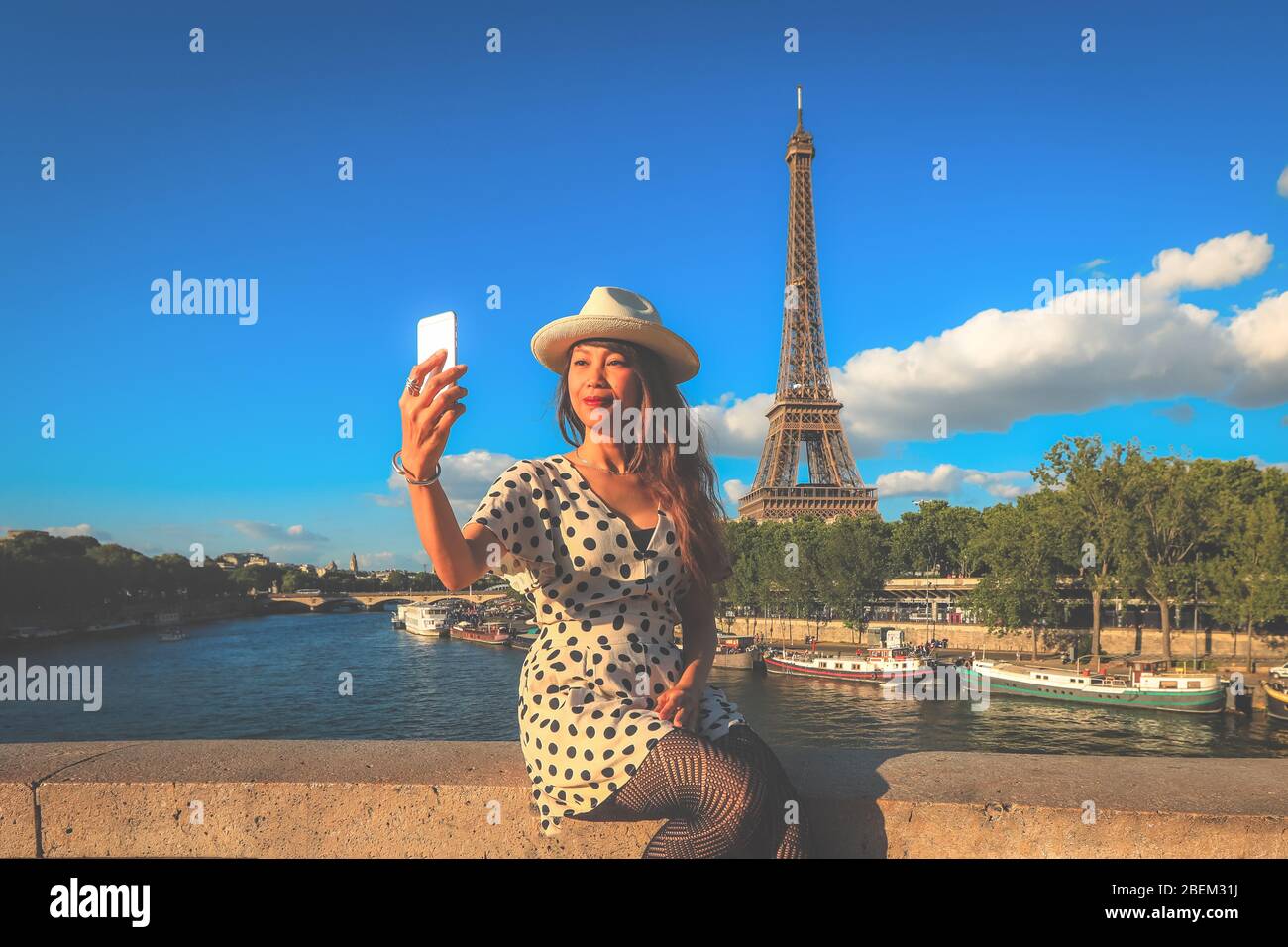 Felice viaggio donna asiatica godere la sua vacanza a Parigi, lei ama prendere selfie con la Torre Eiffel, bellezza asiatica Foto Stock