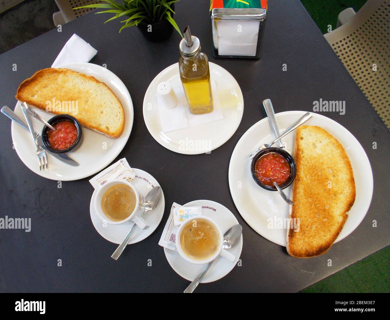 Colazione spagnola: Tazza di caffè, olio d'oliva, pomodoro e toast. Vista dall'alto. Spagna. Foto Stock
