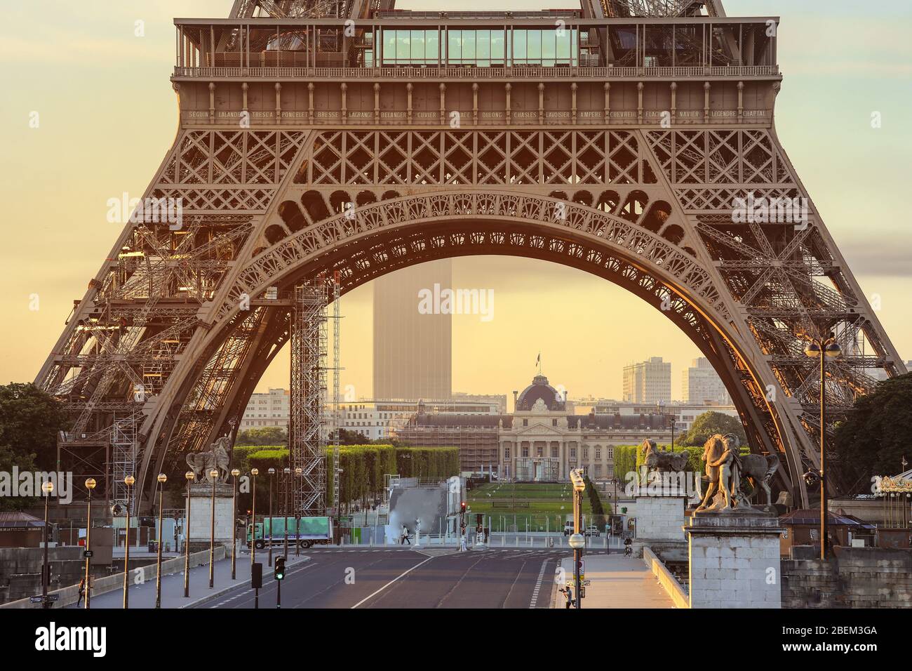 Torre Eiffel al tramonto a Parigi, Francia. Viaggio Romantico sfondo. La torre Eiffel è il simbolo tradizionale di Parigi e dell'amore. Foto Stock